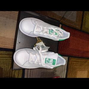 Kids sneaker size 2.5